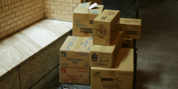 Der Zoll hat mit immer mehr Paketen von Shein, Temu und Co. zu tun.