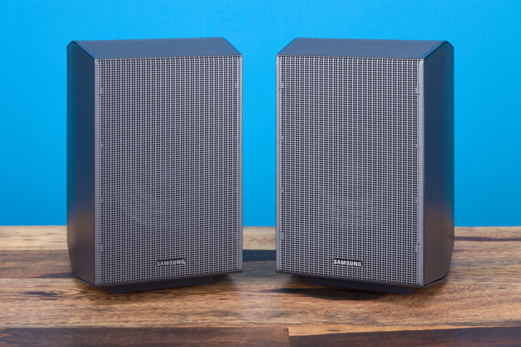 Rear-Speaker im Paar stehend