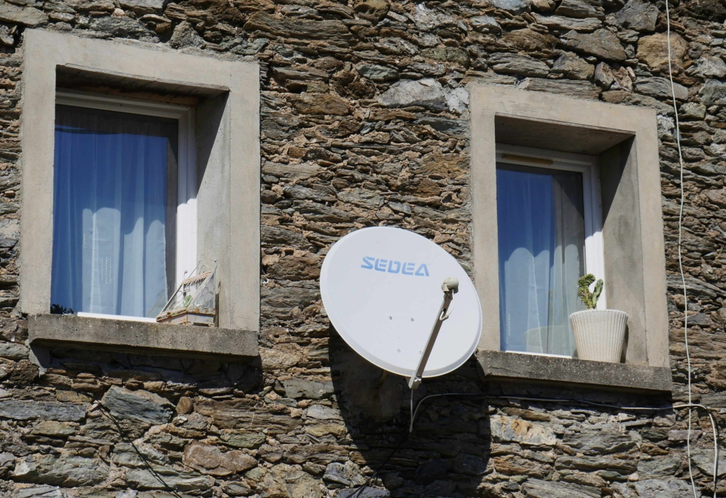 Mittlerweile kannst du auch ohne klobige Satellitenschüssel das Fernsehen genießen.