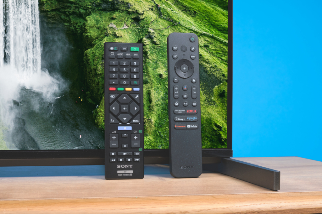 Fernbedienungen vor Sony-Fernseher Bravia 8 II