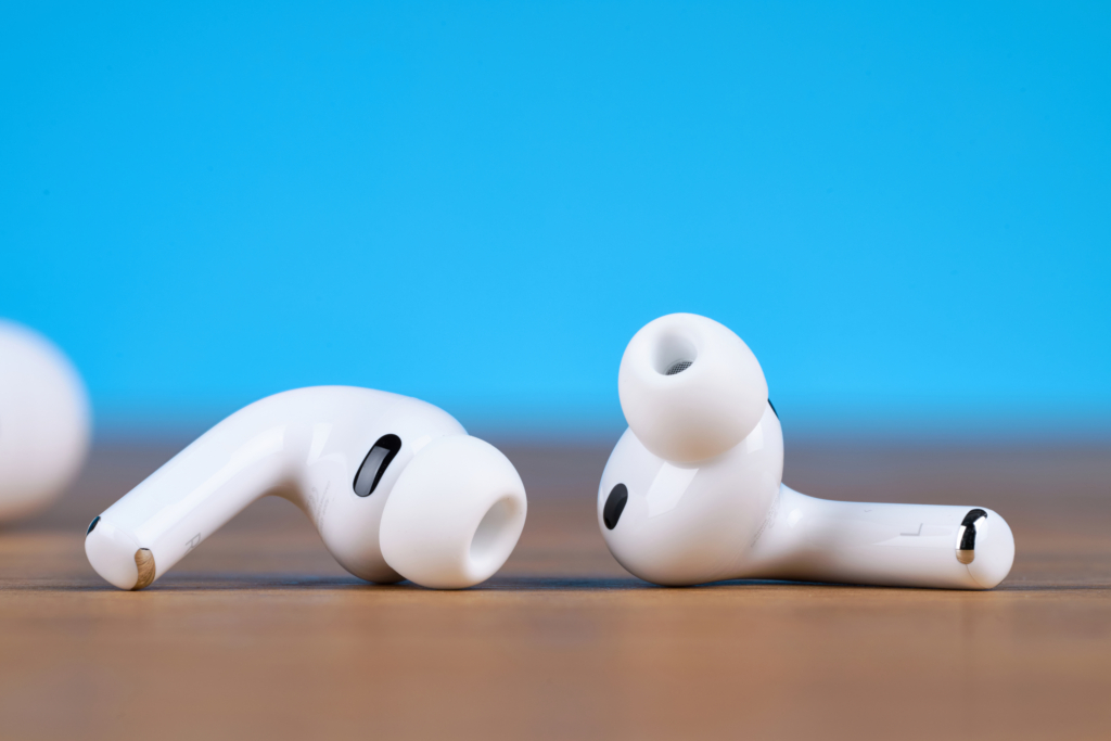 Die AirPods Pro 3 haben nicht nur Mikrofone, sondern auch Pulsmesser. Hier lohnt sich die Reinigung also doppelt.