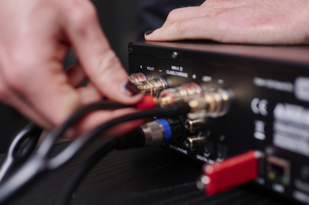 HIFI.DE Ratgeber: Fehler bei Verstärker Lautsprecher anschließen