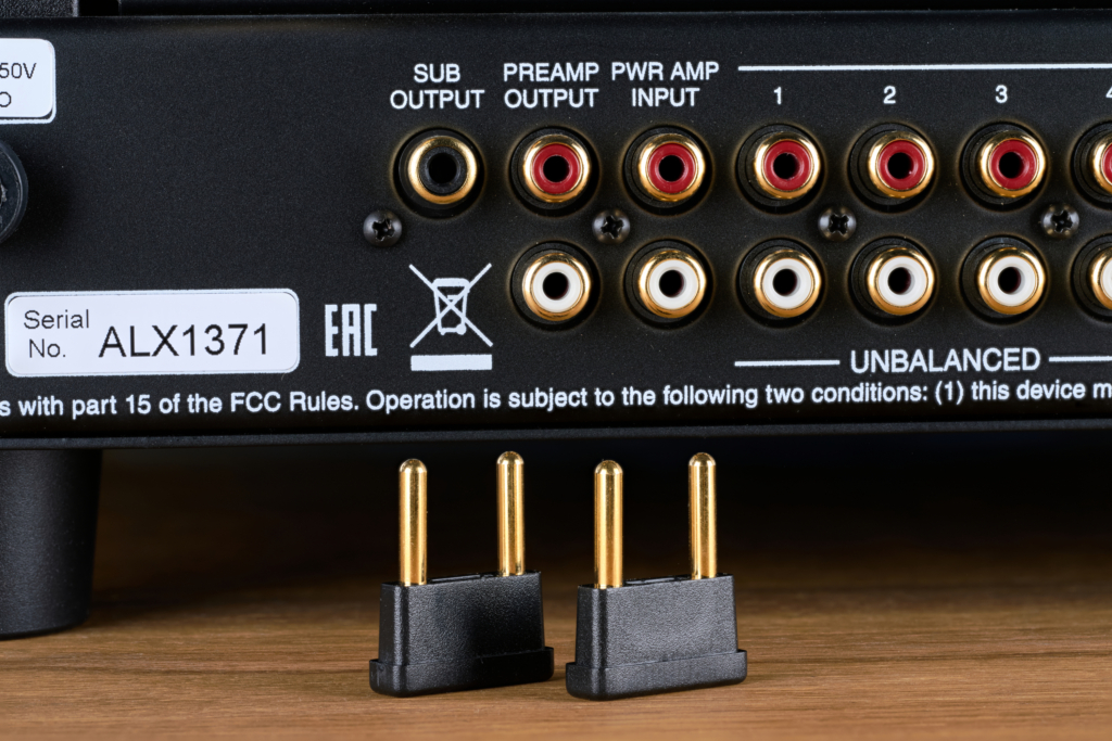 McIntosh MSA5500 Detail Brücken zwischen Vor- und Endstufe