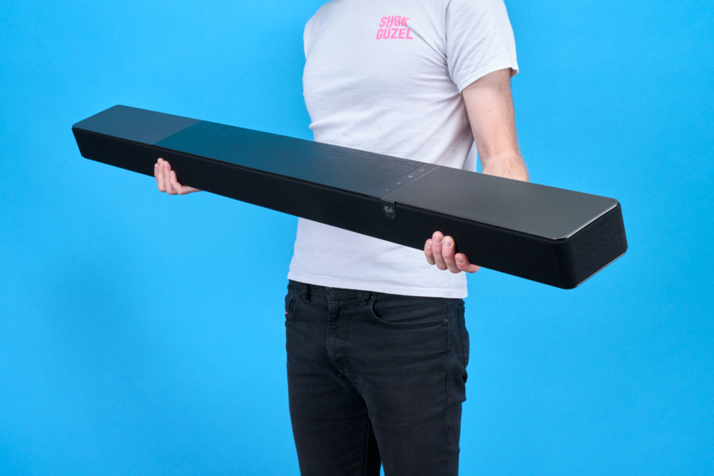 Klipsch Flexus Core 300 in den Händen unseres Fotografen Lauritz.