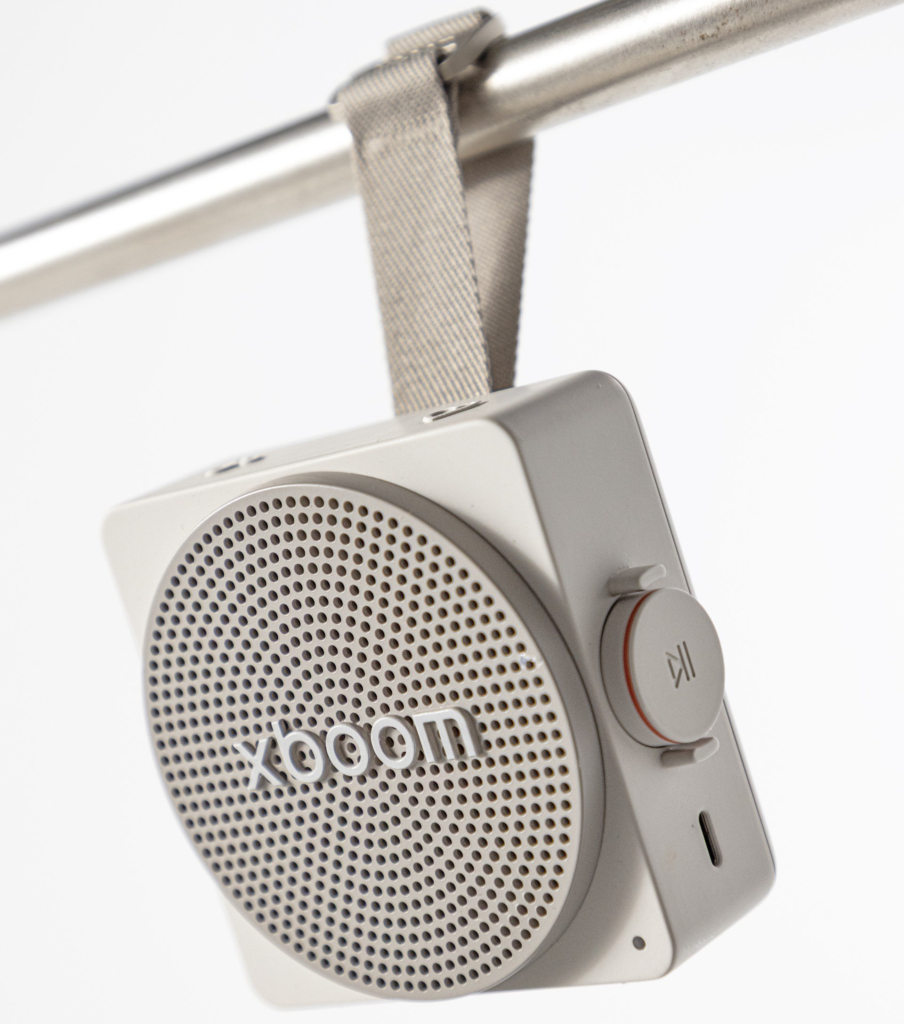 Der LG xboom Mini lässt sich dank seiner Schlaufe leicht aufhängen.