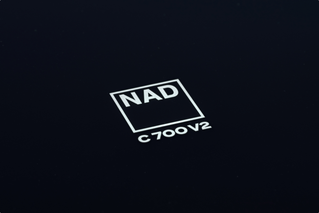 NAD C 700 V2 – Logo Detailaufnahme