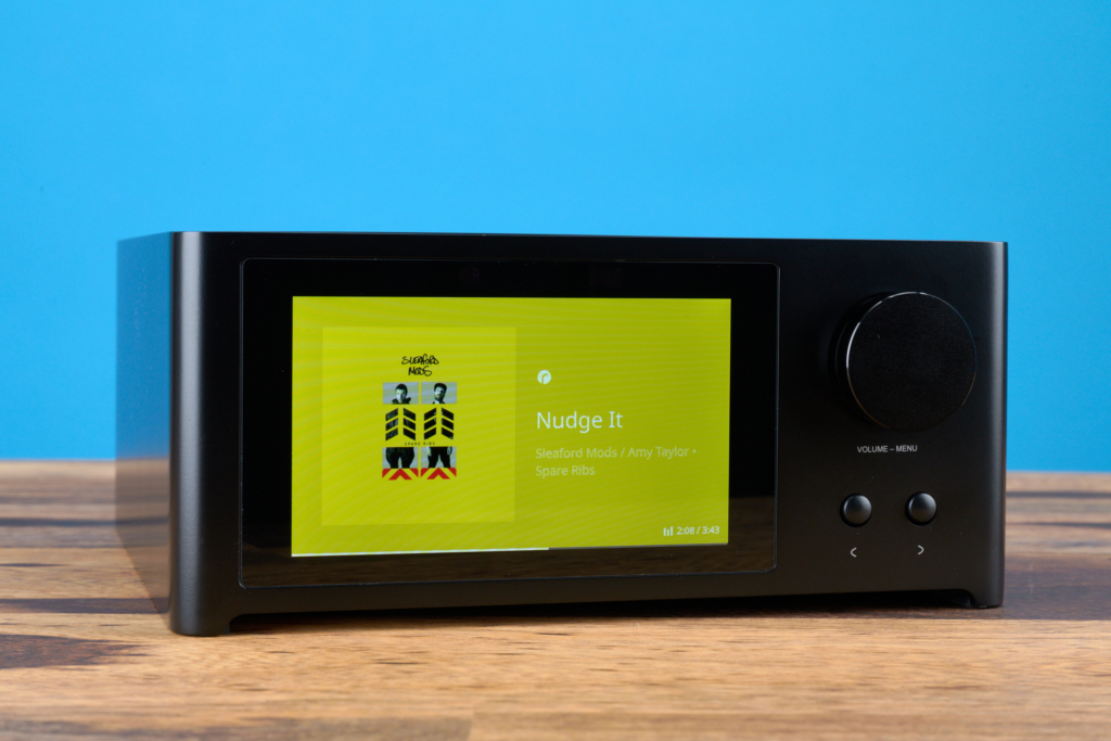 NAD C 700 V2 – Bildschirm Vorderseite leicht seitlich