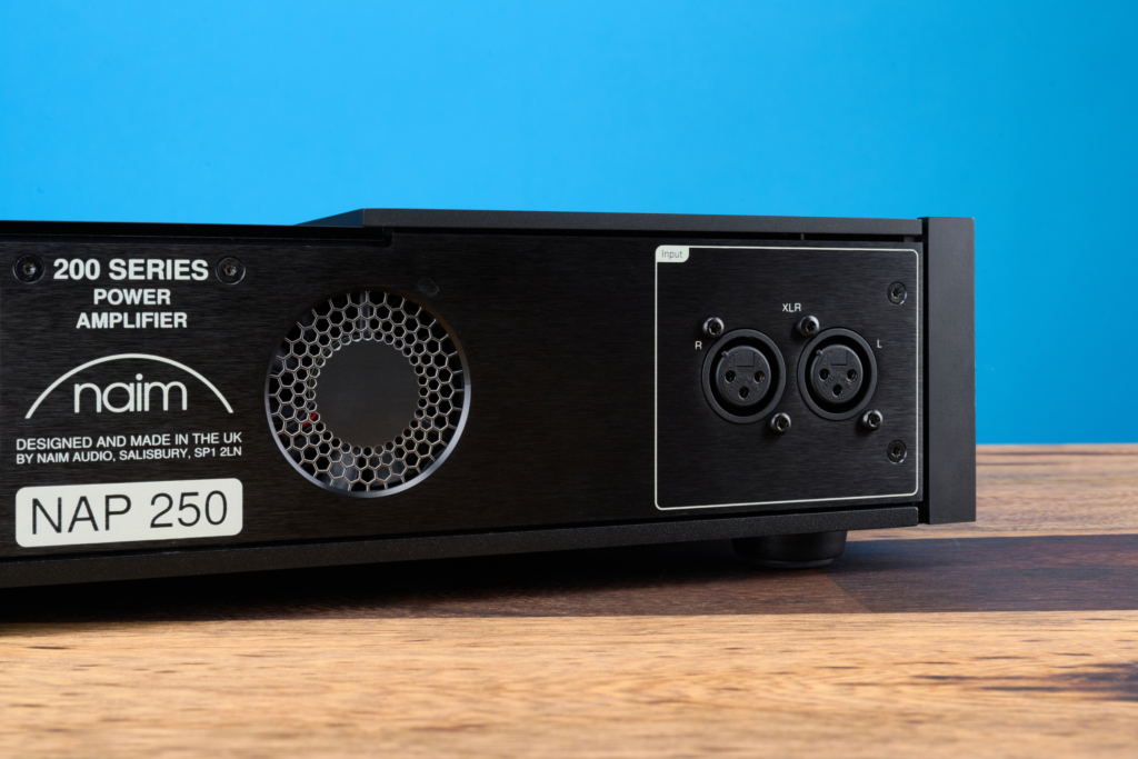 Naim NAP 250 Rückseite Anschlüsse XLR und Kühltunnel