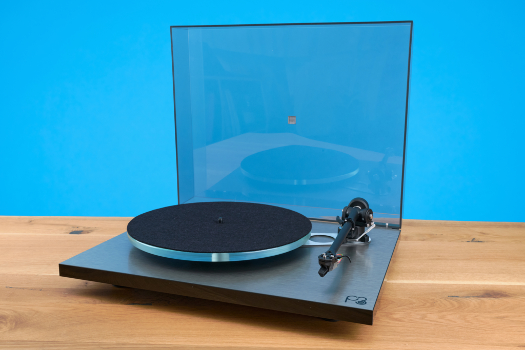 Rega Planar 3 RS – Plattenspieler mit Abdeckung