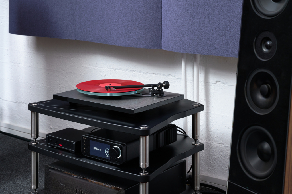 Rega Planar 3 RS – Testsituation im Labor, Plattenspieler auf Ständer