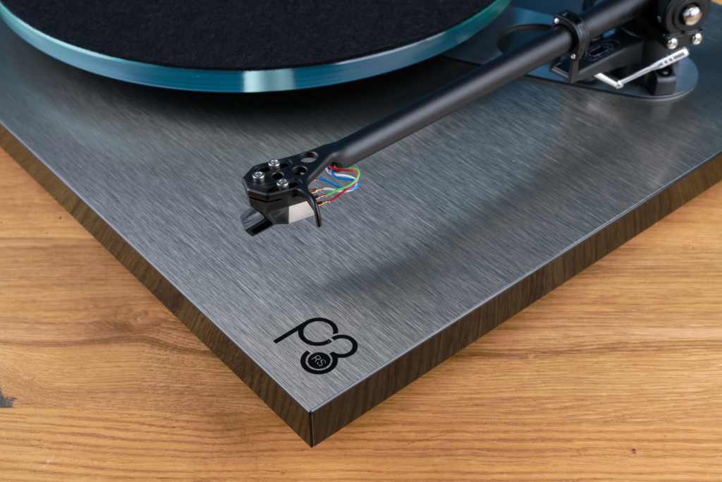 Rega Planar 3 RS – Tonarm und Plattenspieler