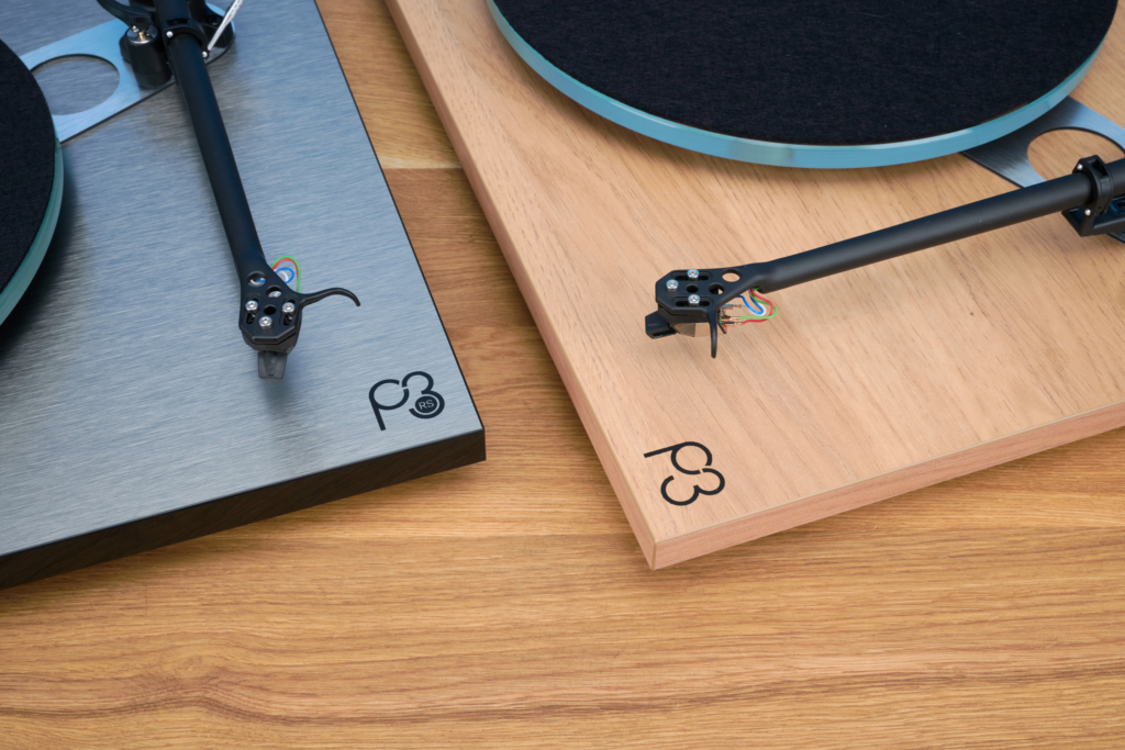 Rega Planar 3 RS – Logo Nahaufnahme im Vergleich