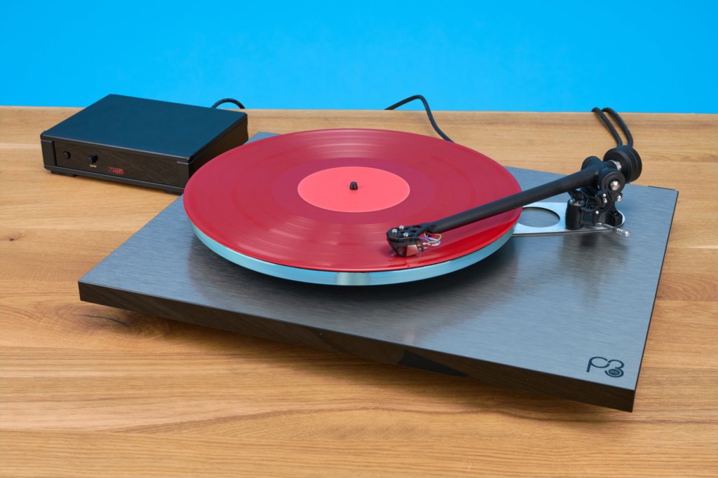 Rega Planar 3 RS – Plattenspieler im Betrieb mit Netzteil