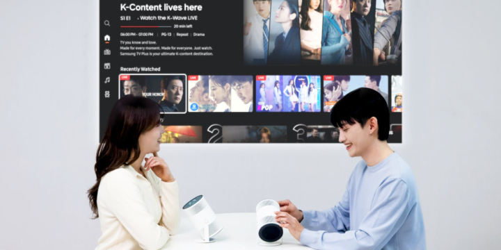 Der Samsung Freestyle+ ist ein neuer Mini-Beamer für unterwegs.