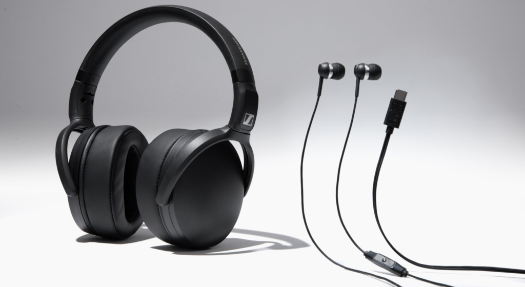 Die beiden kabelgebundenen Kopfhörer von Sennheiser sind ab sofort zu haben.