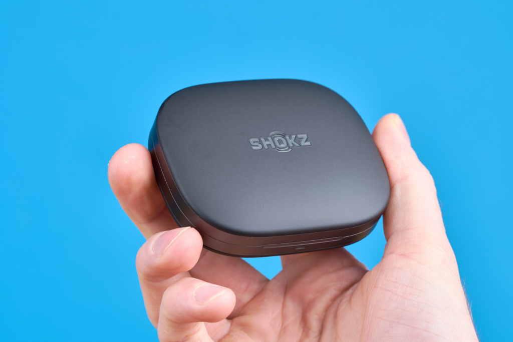 Shokz OpenFit Pro – Case geschlossen i der Hand