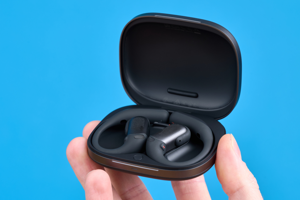 Shokz OpenFit Pro – Case in der Hand