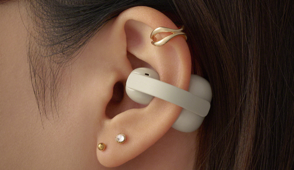 Die LinkBuds Clip sollen bequem sitzen und wie ein Modeaccessoire wirken.