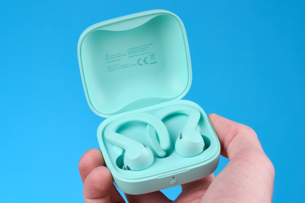 Teufel Airy Sports TWS 2 – Case in der Hand 