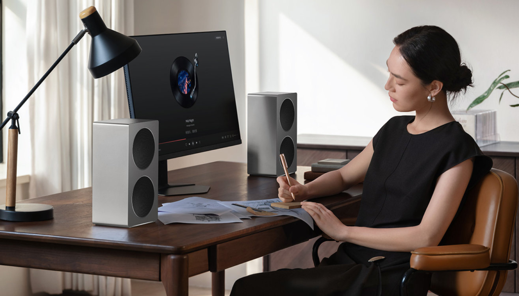 Der Xiaomi Sound 2 Pro kann auch deinen Schreibtisch zieren.