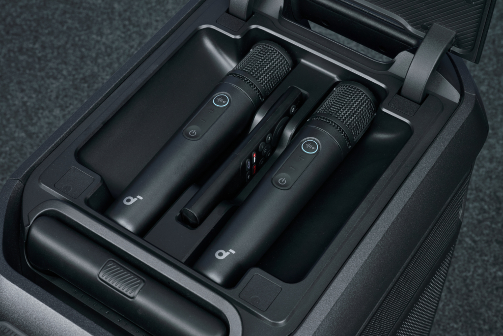 Fernbedienung in Fach neben zwei Mikrofonen