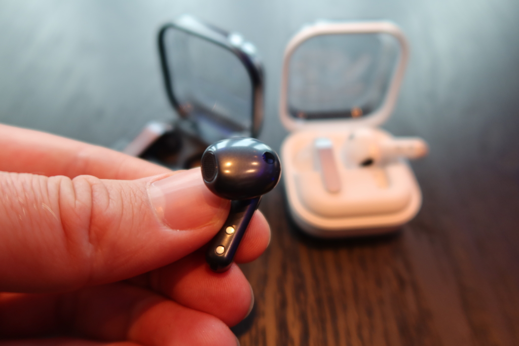 Samsung Galaxy Buds 4 Schwarz und Weiß