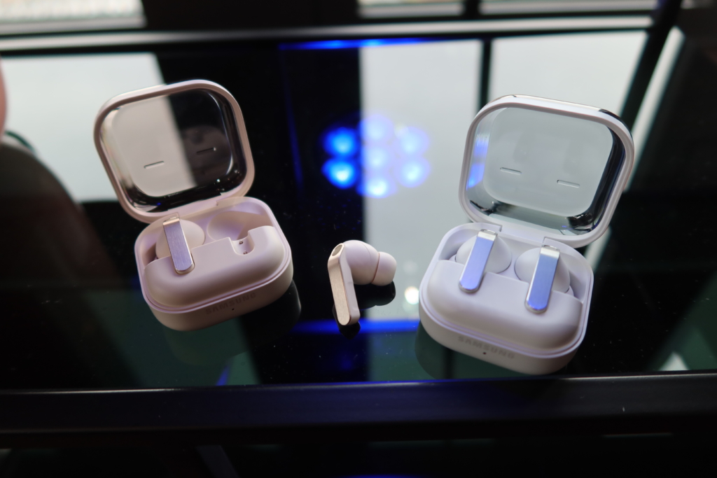 Samsung Galaxy BUds4 Pro Gold und Weiß