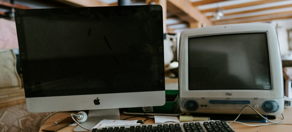 Die ersten iMacs, rechts ein solches Exemplar, nutzten noch Röhrenmonitore.