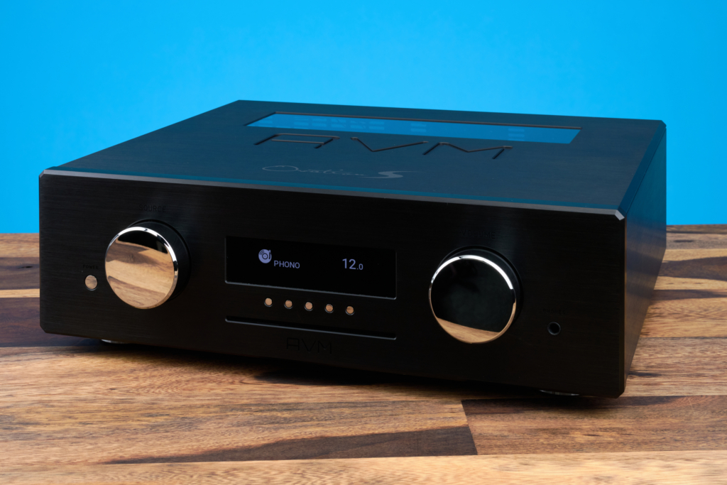 AVM Ovation CS 8.3 S Front schräg rechts