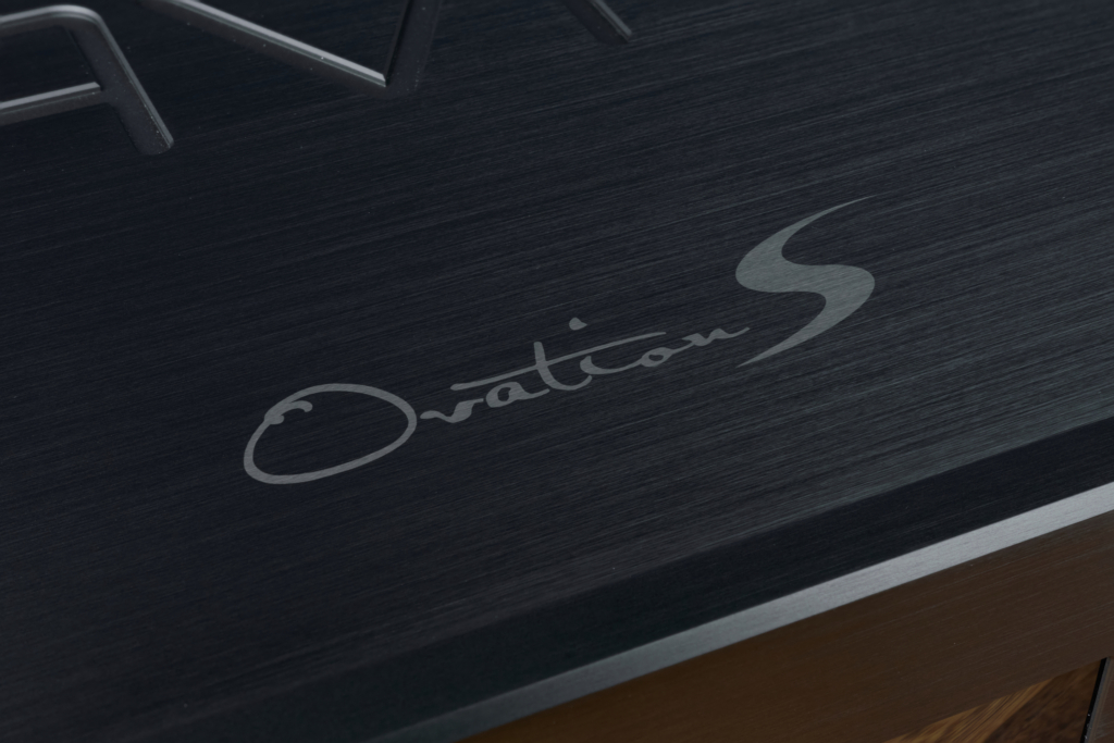 AVM Ovation CS 8.3 S Schriftzug Oberseite Detail
