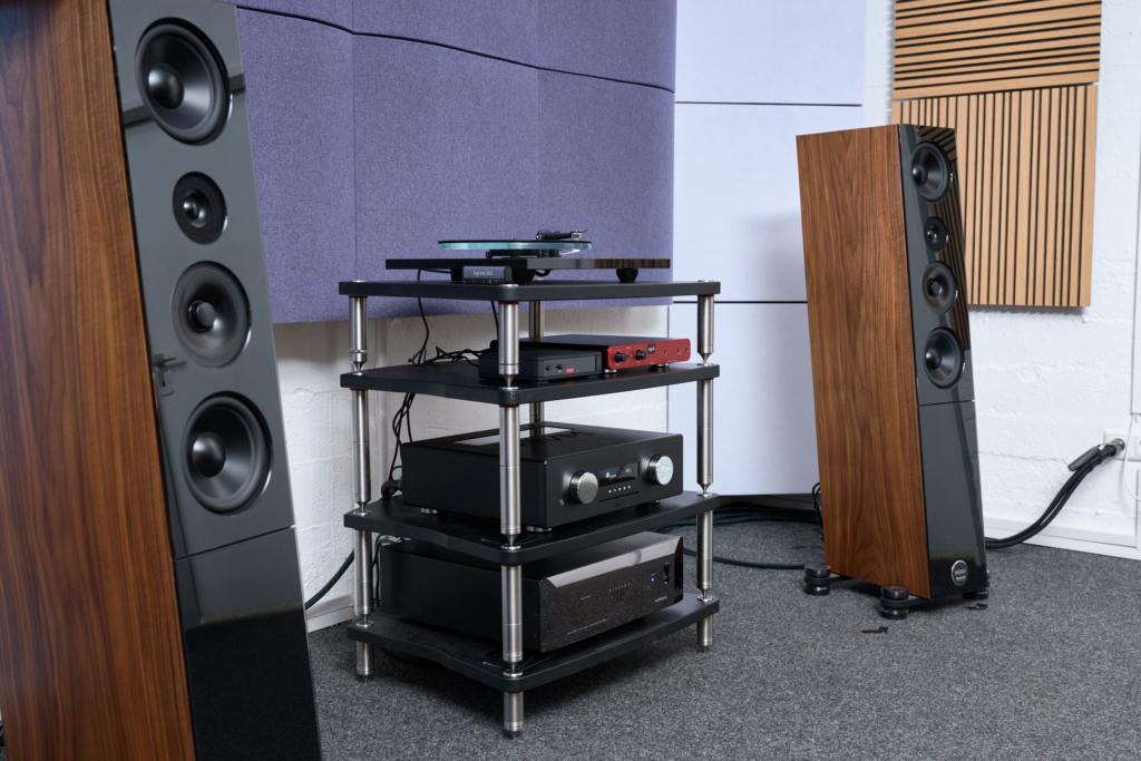 AVM Ovation CS 8.3 S Testsituation mit Plattenspieler Rega Planar 3 RS