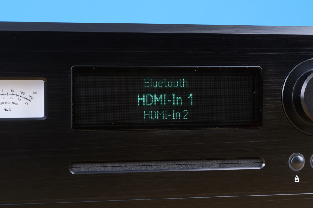 Beste High-End-Verstärker | T+A R 2500 R Display HDMI 1