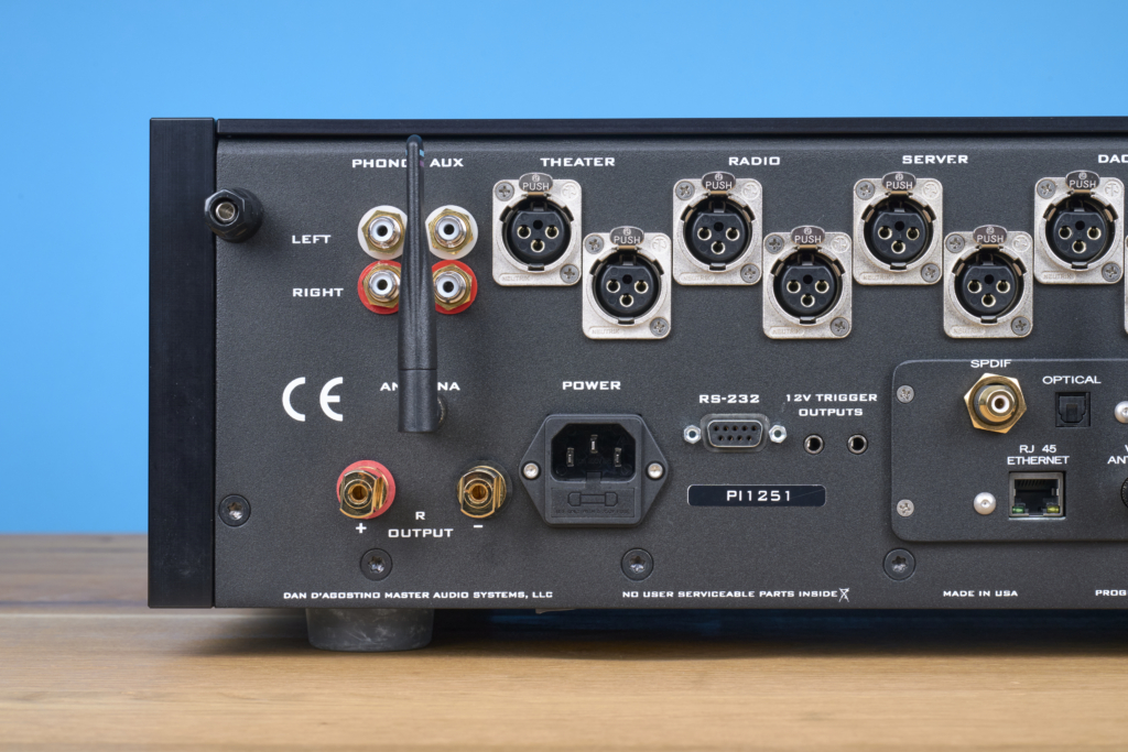 Beste High-End-Verstärker | Dan D'Agostino Progression Integrated Rückseite Eingänge Theatre