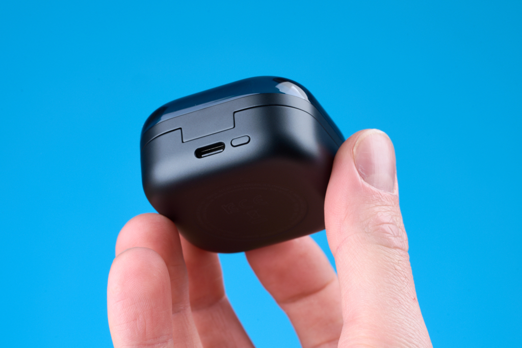 Samsung Galaxy Buds4 – Ladecase in der Hand