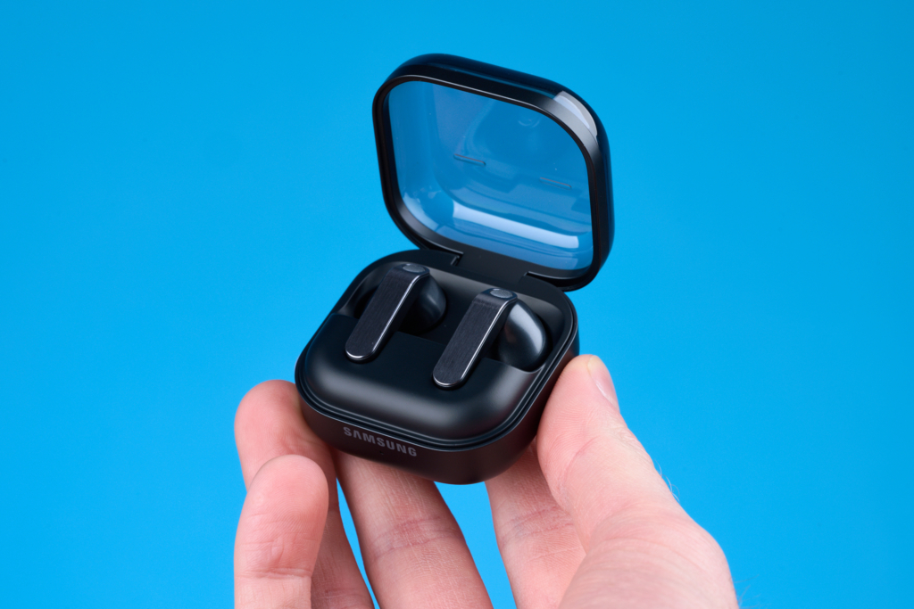 Samsung Galaxy Buds4 – In der Hand