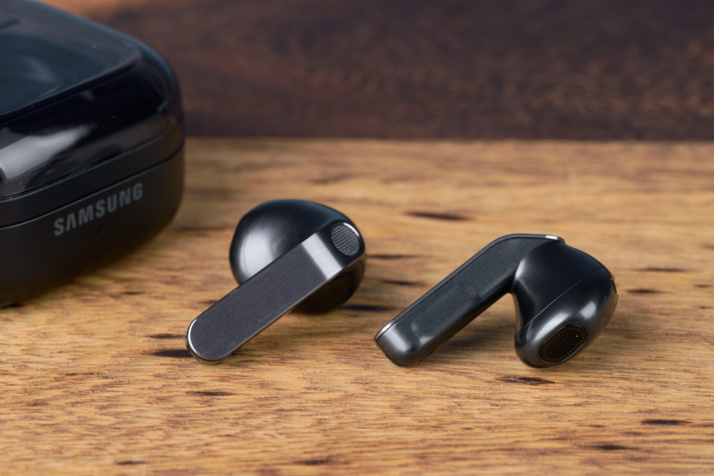Samsung Galaxy Buds4 – Paar neben dem Case