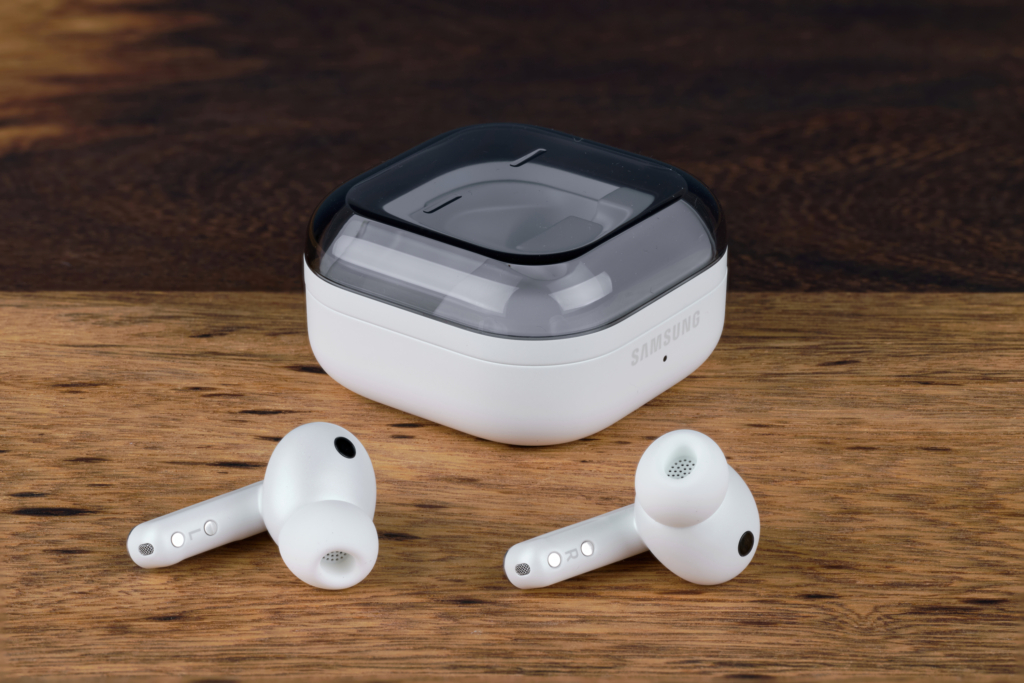 Samsung Galaxy Buds4 Pro – Buds neben dem Case