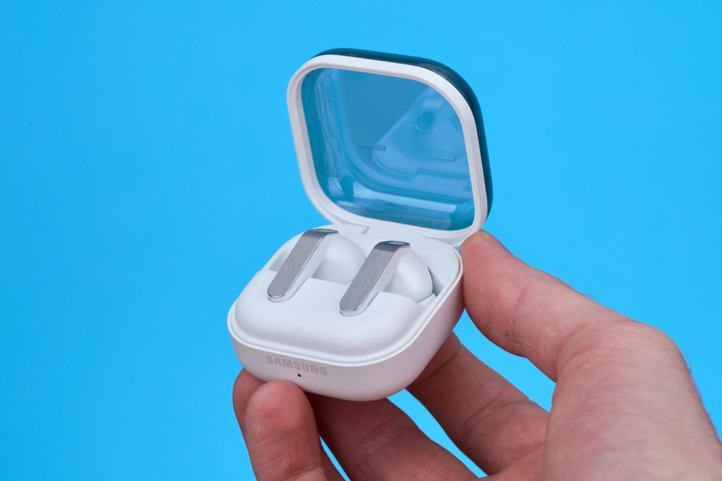 Samsung Galaxy Buds4 Pro – Case in der Hand