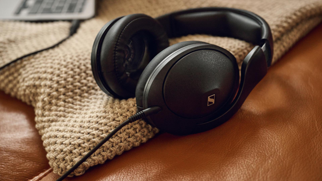 Der Sennheiser HD 620S ist z. B. ein beliebter Kopfhörer der Marke.