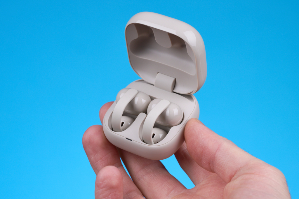 Sony LinkBuds Clip – Case in der Hand