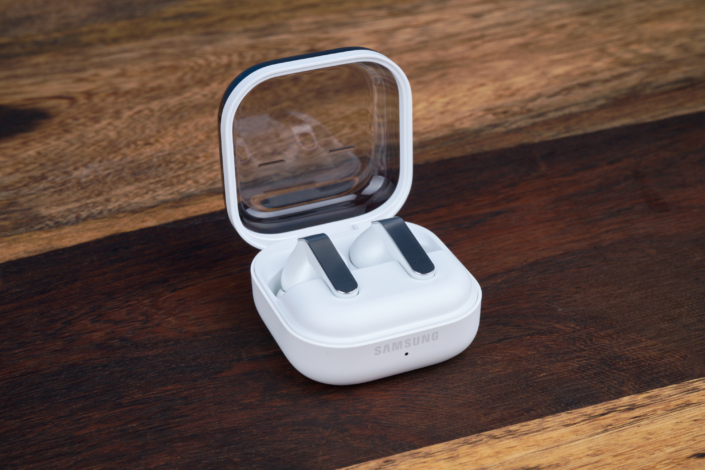 Sony WF-1000XM6 vs. Samsung Galaxy Buds4 Pro – Design