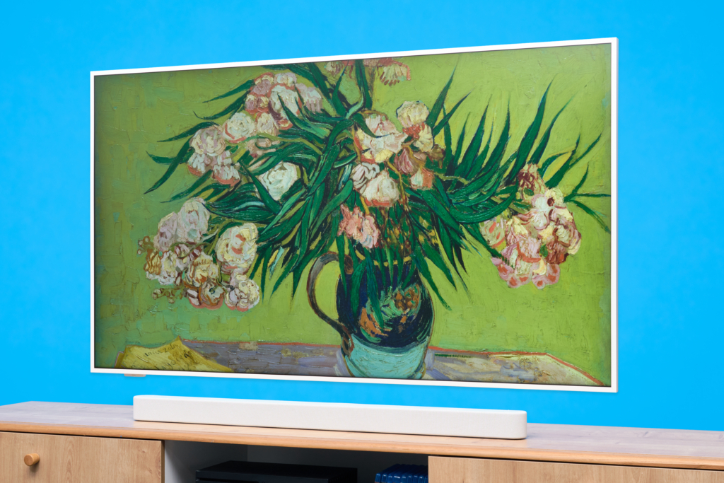 TCL A300 Pro Schrägansicht an Wand