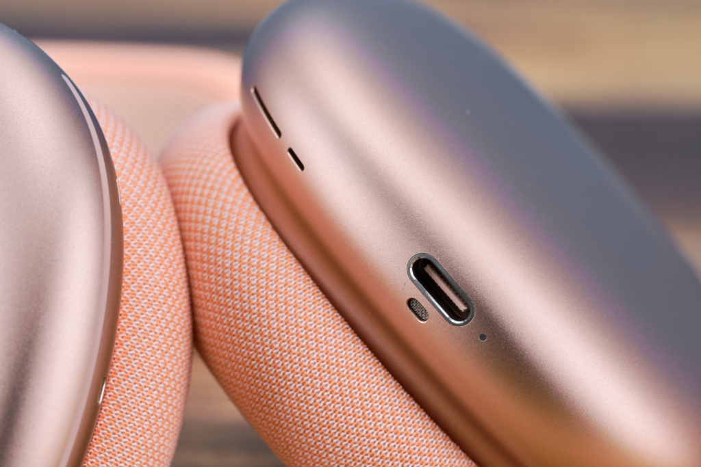 Apple AirPods Max 2 vs Sony WH 1000XM6 im Vergleich Ladeanschluss Apple