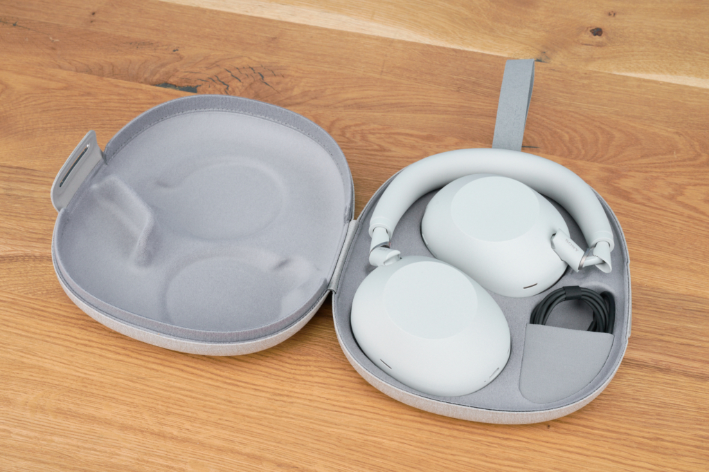 Apple AirPods Max 2 vs Sony WH 1000XM6 im Vergleich Unterwegs mit dem Sony WH 1000XM6