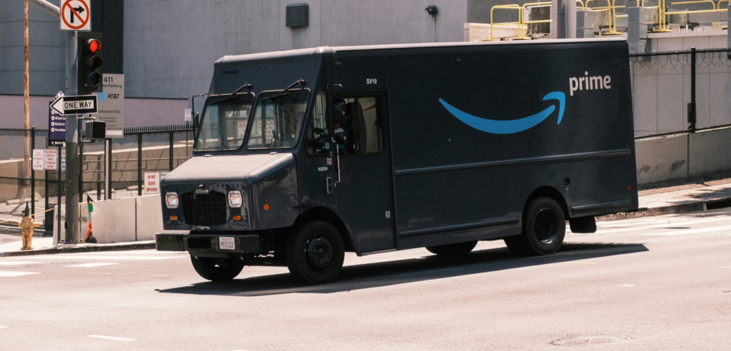 Zum Prime Day 2026 dürfte Amazon wieder tausende Pakete ausliefern. 