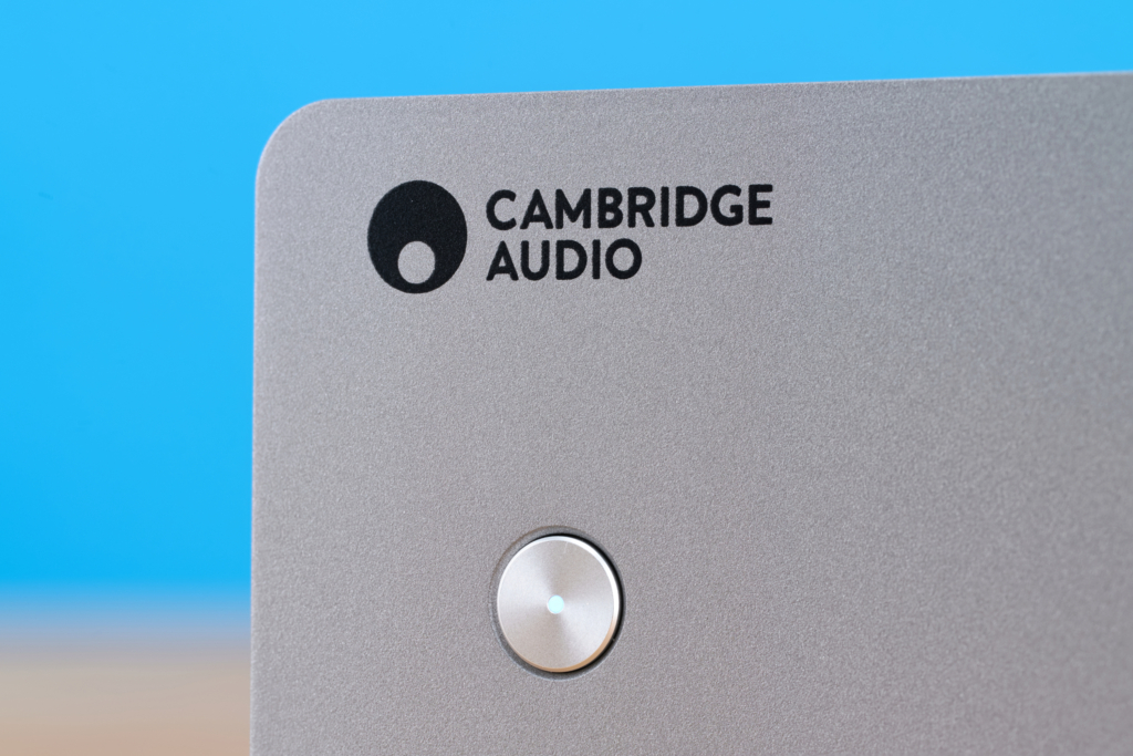 Cambridge Audio MXW70 Logo und Knopf