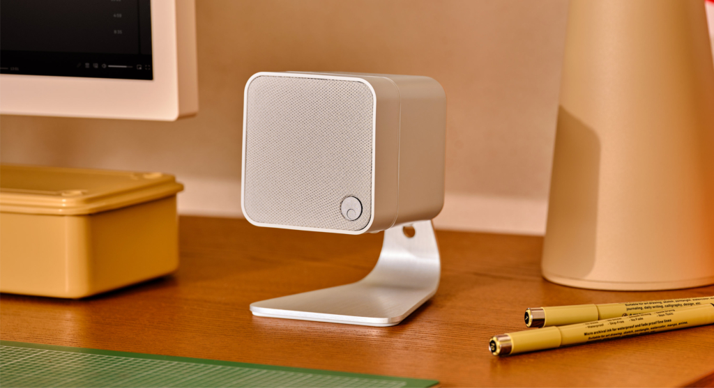 Die kompakten MSX-Speaker von Cambridge Audio passen auch auf den Schreibtisch.