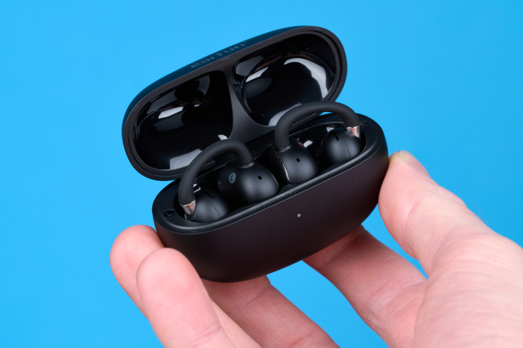 EarFun Clip 2 – In der Hand