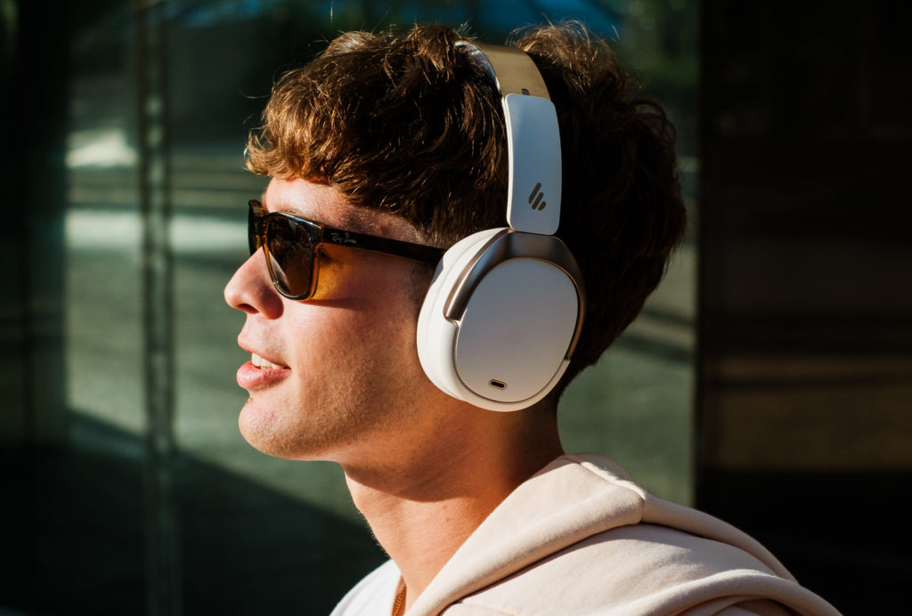 Die Edifier WH950NB sind ab sofort im Handel in den Farben Schwarz und Weiß zu haben.