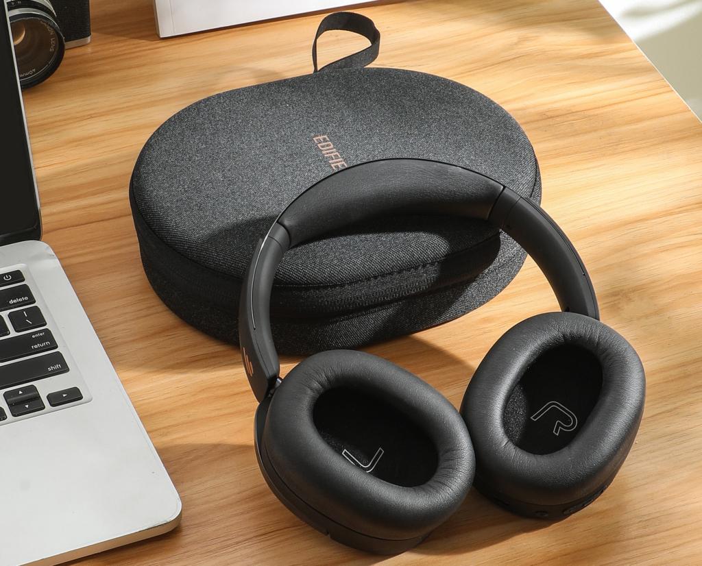 Den Kopfhörern liegt direkt ein stabiles Case für den Transport bei.